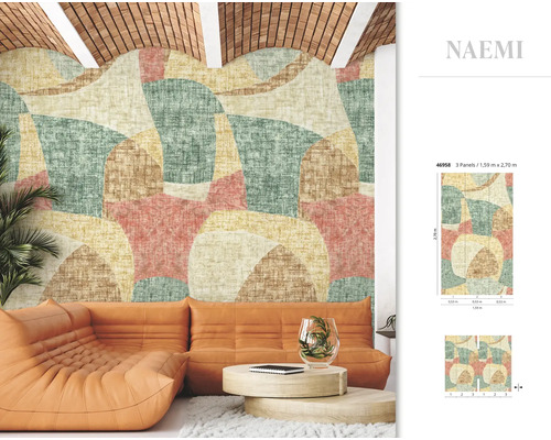 Woonkamer met wandpanelen in abstracte vormen en een bank