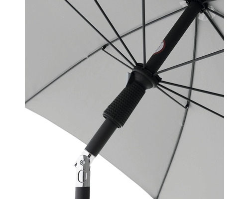 Detailweergave van een open parasol met focus op baleinen en mast