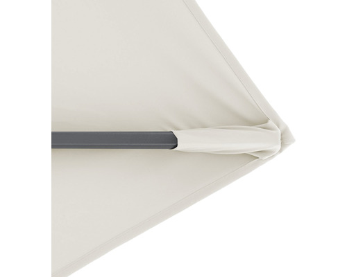 Detailopname van een parasol met metalen stang en stoffen bekleding