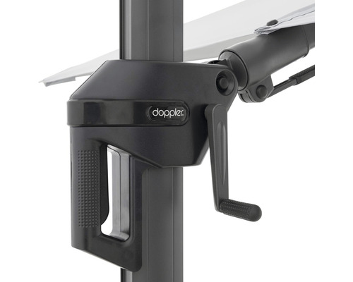 Detailopname van een parasol met slinger mechanisme en Doppler logo