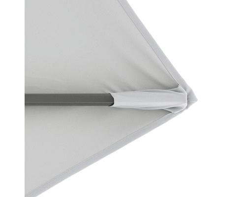 Detailopname van een parasol met baleinen en bekleding