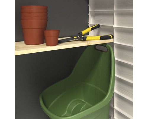 Tuinscene met plantenbakken, tuinschaar en tuinzak