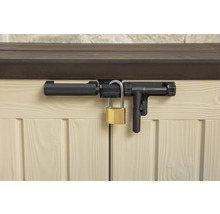 Detailopname van een tuinkist met hangslot voor de veilige opslag van tuingereedschap.