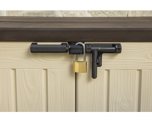 Detailopname van een tuinkist met hangslot voor de veilige opslag van tuingereedschap.
