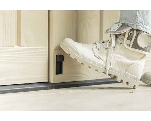 Voet bedient een schuifdeurslot.