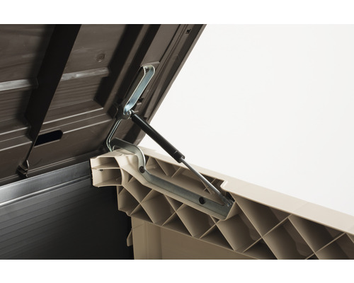 Detailopname van het open deksel van een tuinkast met gasveer