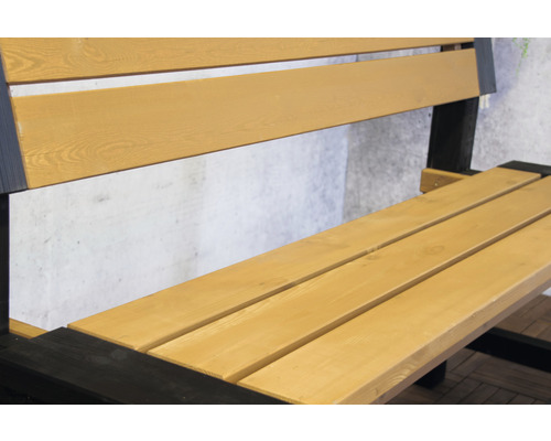 Detailopname van een tuinbank met houten latten