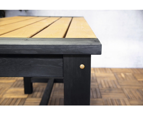 Detailopname van een houten tuintafel
