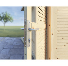 Detailopname van een houten deur met metalen beslag aan een tuinhuis