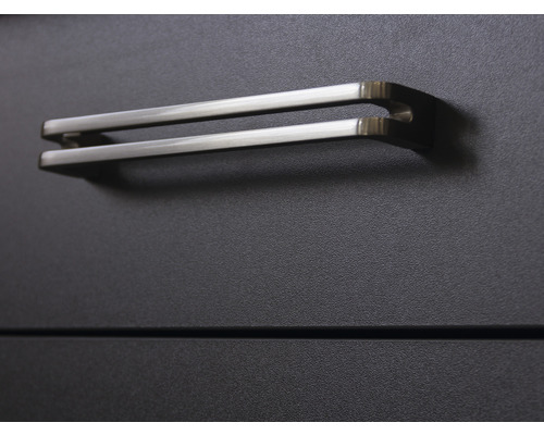 Kastdetail met zilverkleurige, rechte handgreep