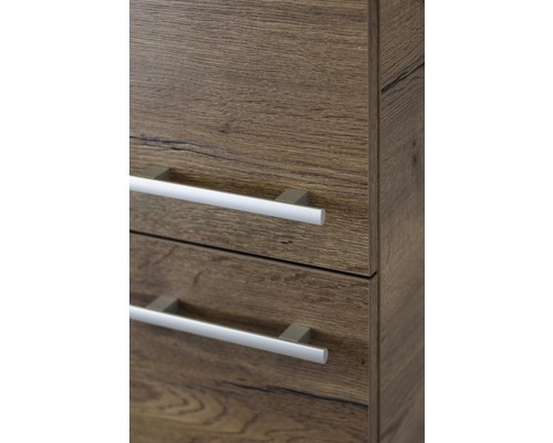 Detailopname van een badkamerkast met lades en zilverkleurige handgrepen