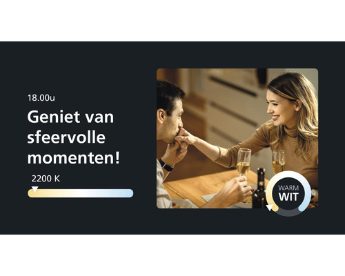 Paar geniet van romantisch diner bij kaarslicht