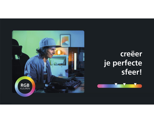 Man zit voor een computer met RGB-verlichting voor sfeerverlichting