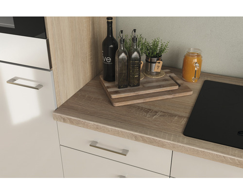 Keukenscène met werkblad, flessen, kruiden en kookplaat