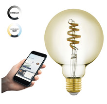 Slimme filamentlamp met dimfunctie en instelbare kleurtemperatuur wordt bediend met een smartphone.