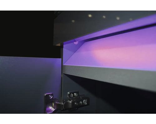 Detailopname van een geopende badkamerkast met binnenverlichting en een meubelscharnier