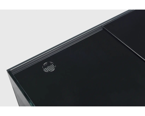 Detail van een zwart aquarium met ventilatiegat