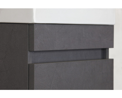 Detailopname van een badkamerwastafelonderkast met twee laden en een witte keramische afdekking