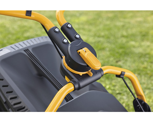 Detail van een grasmaaier met handgreep en bedieningselementen