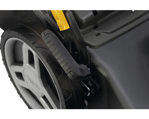 Detailopname van een grasmaaier met wiel en verstelbare stang.