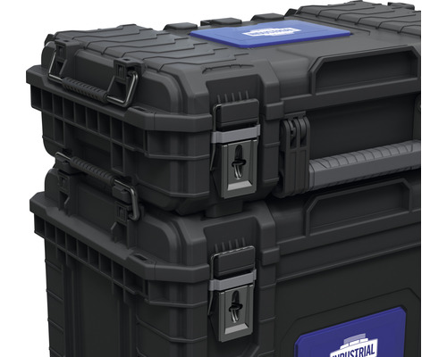 Twee zwarte gereedschapskoffers, op elkaar gestapeld