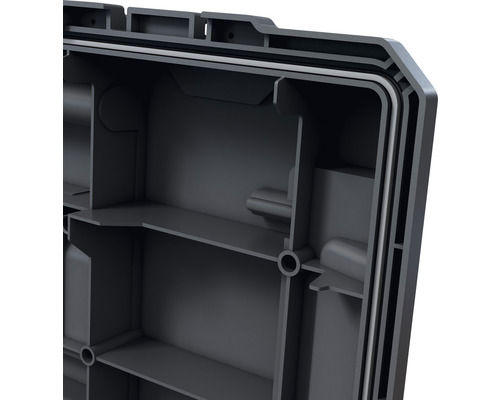 Binnenaanzicht van een zwarte gereedschapskoffer van kunststof