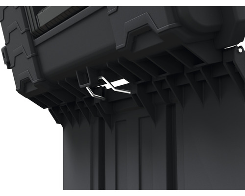 Detail van een gereedschapskist met metalen sluiting.