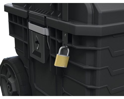 Gedetailleerde weergave van een afgesloten, zwarte gereedschapskoffer met wielen en een hangslot.
