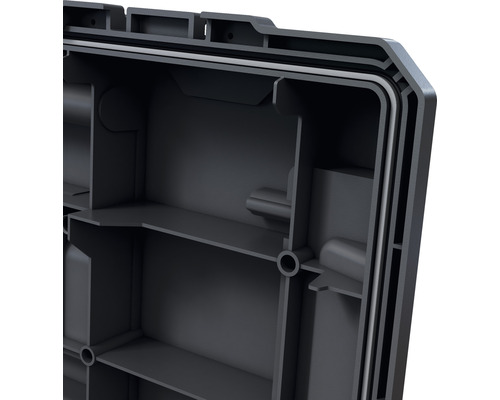 Detailopname van een zwarte gereedschapskist met vakken