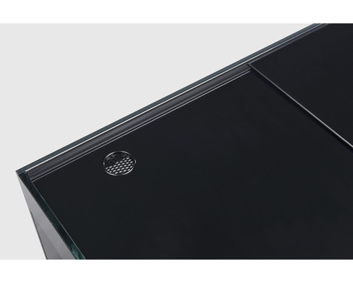 Detail van een aquarium met zwarte afdekking en ventilatieopening.