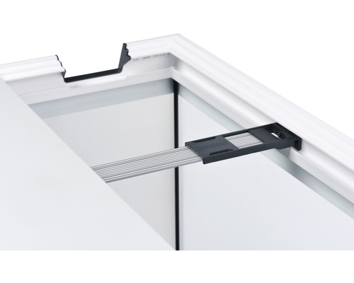 Detail van een aquarium met afdekking en lampenhouder.