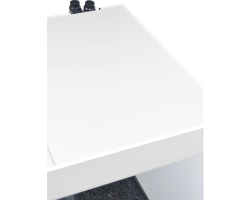 Gedetailleerde weergave van een wit wastafelblad met kraanaansluiting