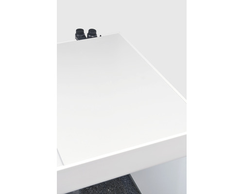 Detail van een witte wastafel met kraanaansluiting