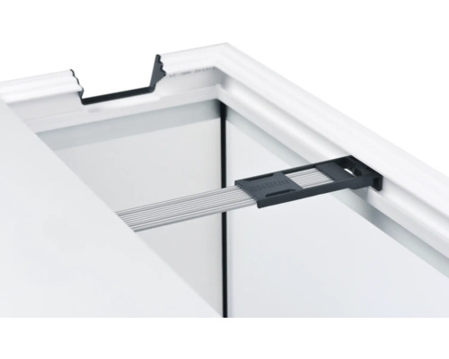 Detailaanzicht van een vensterbank met houder en lamellen