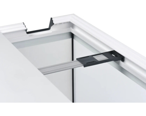 Detailopname van een raam met een raamstang voor beveiliging