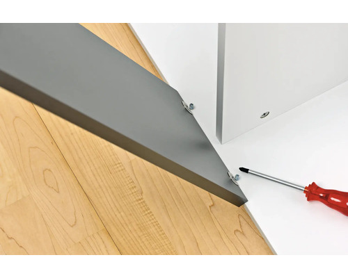 Montage van een kast met schroevendraaier