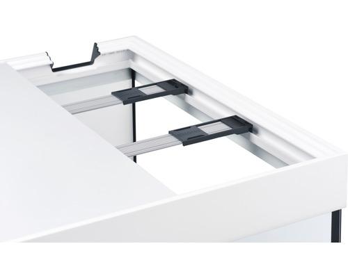 Gedetailleerd zicht op een aquarium met afdekking en houder