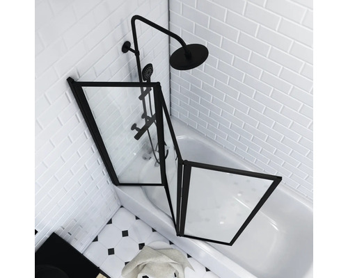 Badkamer met ligbad, badwand, kraan en doucheset