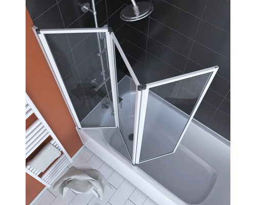 Badkamer met ligbad en douchewand