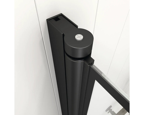 Detailopname van een douchecabinebeslag met draaideurfunctie