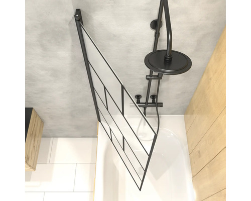 Badkamer met badwand en douchearmatuur