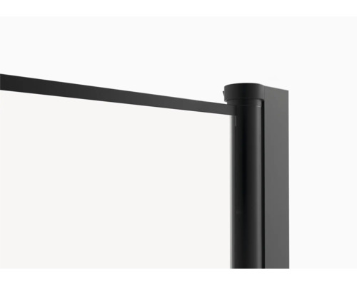 Detail van een douchecabine met zwart frame en stabilisatiestang