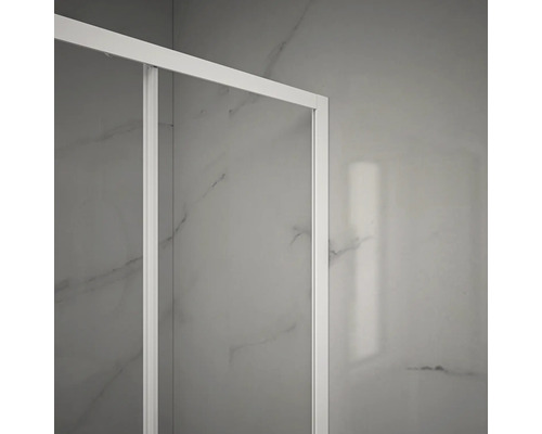 Detailopname van een douchecabine met frame