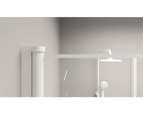 Detail van een douchecabine met stortdouche en handdouche