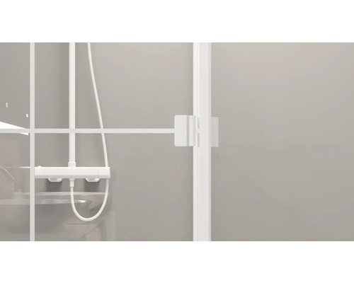 Detailopname van een douchecabine met douchekraan