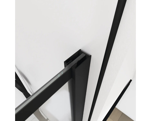 Detailopname van een douchecabine met zwart frame en helder glas