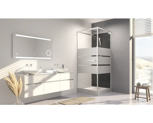 Badkamer met wastafel, spiegel en douchecabine voor een heldere en georganiseerde sfeer.