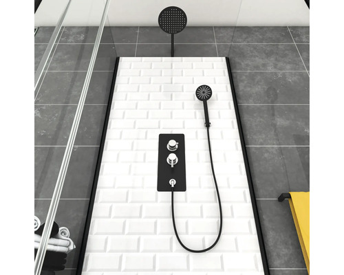 Moderne douche met hoofddouche, handdouche en thermostatische kraan voor witte metrotegel