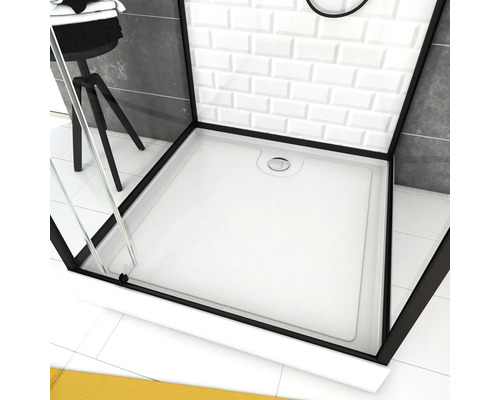 Vierkante douchebak met zwart frame in een badkamer