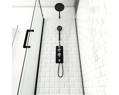 Moderne douche met zwarte douchekraan en witte metro tegels.